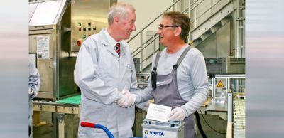 Mitarbeiter Jürgen Ahnert (r.) übergibt die 40millionste bei Johnson Controls Zwickau produzierte AGM-Batterie an Werkleiter Matthias Horn.