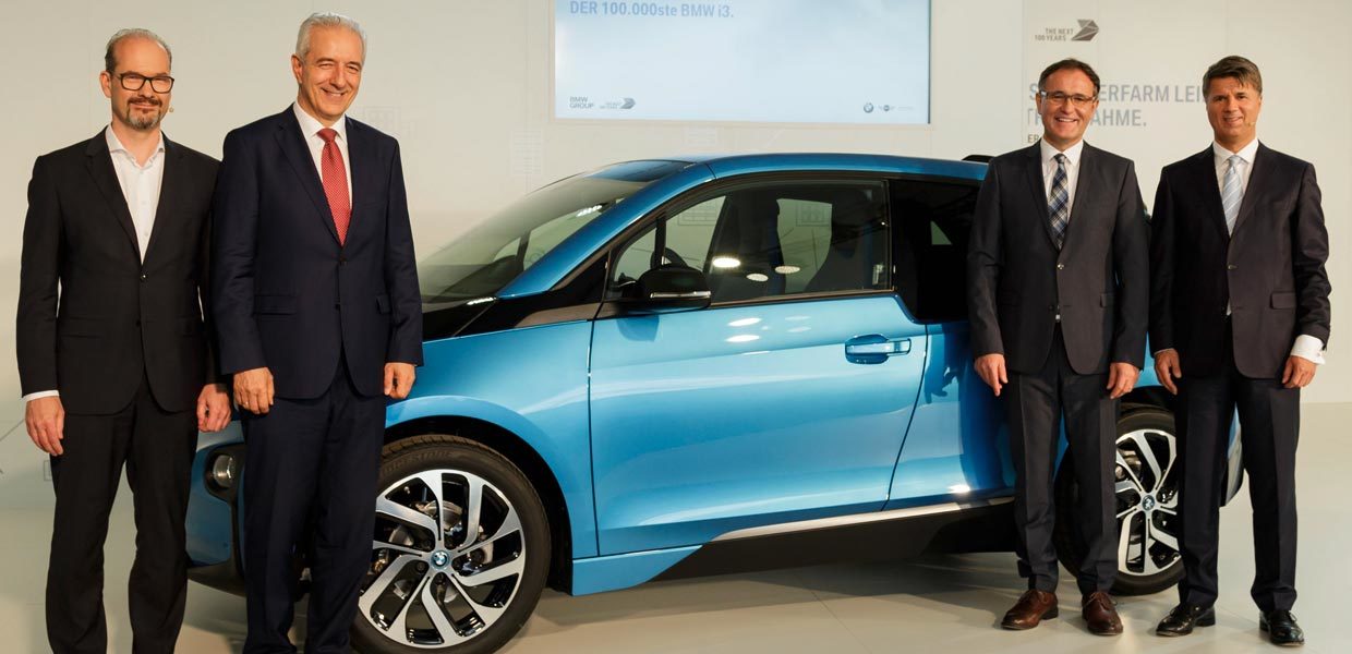 Joachim Kolling, Leiter BMW Group Energy Services, Sachsens Ministerpräsident Stanislaw Tillich, Werkleiter Hans-Peter Kemser und Vorstandsvorsitzender Harald Krüger (v. l.) feiern den 100.000sten BMW i3 aus dem Werk Leipzig.