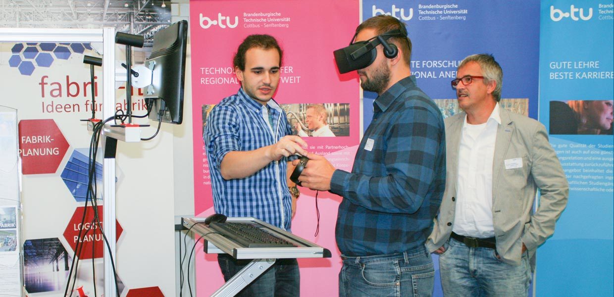 Den Umgang mit einer VR-Brille konnten die Teilnehmer am Arbeitsforum im neuen Zentrum Effiziente Fabrik testen.