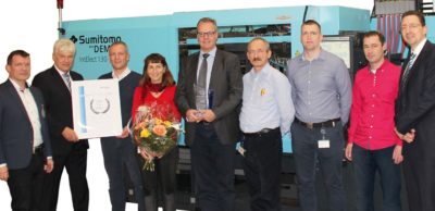 Im November 2017 wurde die 100. Maschine von Demag an FEP übergeben. Auf dem Foto v. l. n. r.: André Schimpf (Demag, Leiter Team Ost Customer Service), Dr. Gerald Fiedler ( Demag, Vertrieb Ost), Jan Dunger (FEP, Leiter Fertigung), Evelyn Duarte Martinez ( FEP, Geschäftsführerin), Peter Weber (FEP, Vorsitzender der Geschäftsführung), Dr. Andreas Männel ( FEP, Leiter Fertigungsverbund), Stefan Rietzschel (FEP, Leiter Kunststoffspritzgießerei), Frieder Schumann (FEP, Arbeitsvorbereitung), Sebastian Dombos (Demag, Leiter Vertrieb Deutschland und Österreich).