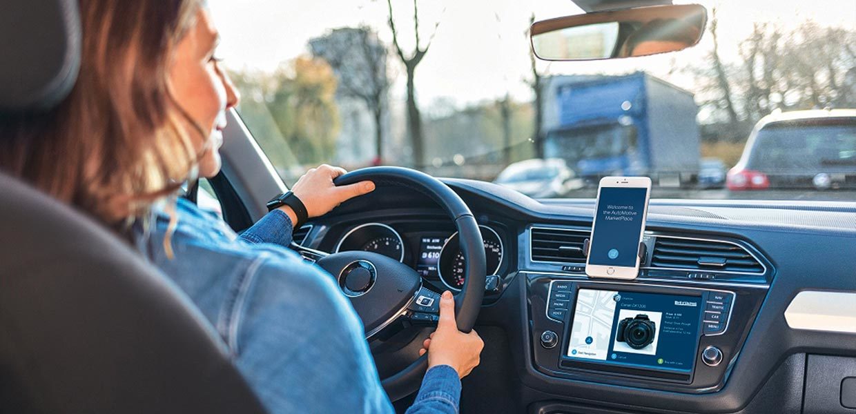 Das Auto wird zum mobilen Marktplatz. Es gleicht den Online-Wunschzettel des Fahrers mit Angeboten entlang der Wegstrecke ab, ermöglicht eine sofortige Bestellung und kurz darauf die Abholung.