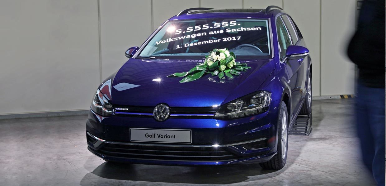 Der 5.555.555 in Zwickau gefertigte Volkswagen ist ein blauer Golf Variant TGI.