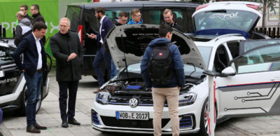 Einblicke in die künftigen Aufgaben in der Autoindustrie und jede Menge Kontakte für angehende Fachkräfte bietet das Symposium Automotive & Mobility. Das Foto zeigt die Erlebnisausstellung auf dem Hauptmarkt Zwickau vom November 2017.