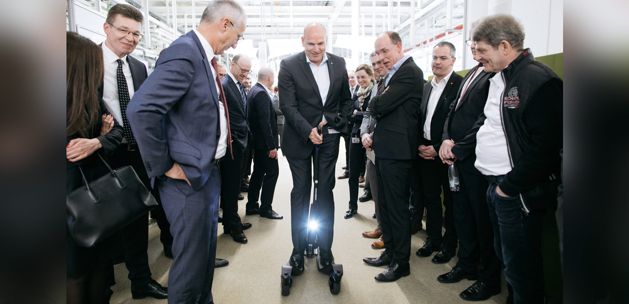 Jürgen Stackmann, Vertriebsvorstand der Marke Volkswagen, auf dem Cityskater, der zukünftig in St. Egidien gebaut wird.