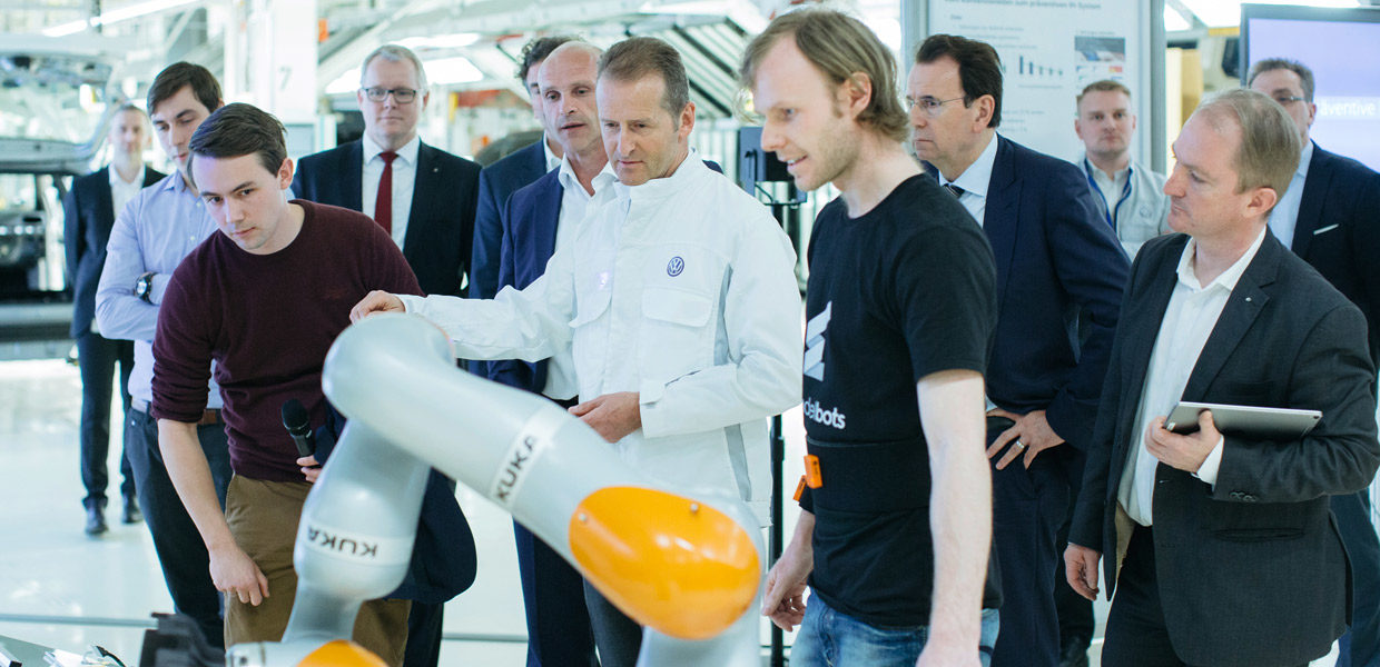 Dr. Herbert Diess, Vorstandsvorsitzender der Marke Volkswagen, teste eine Funktionsarbeitsjacke zur Roboterprogrammierung.