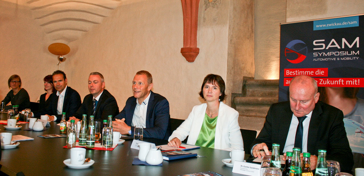 Die Veranstalter und Partner von SAM stellten die Höhepunkte des 2. Symposiums Automotive & Mobility auf einer Pressekonferenz im Zwickauer Rathaus vor. V. r. Dr. Gunter Sandmann/Volkswagen Sachsen, Sandra Hempel/Wirtschaftsförderung Zwickau, Prof. Dr. Matthias Richter/FTZ-WHZ, Christian Schwamberger/FES und Ronald Gerschewski /IndiKar.