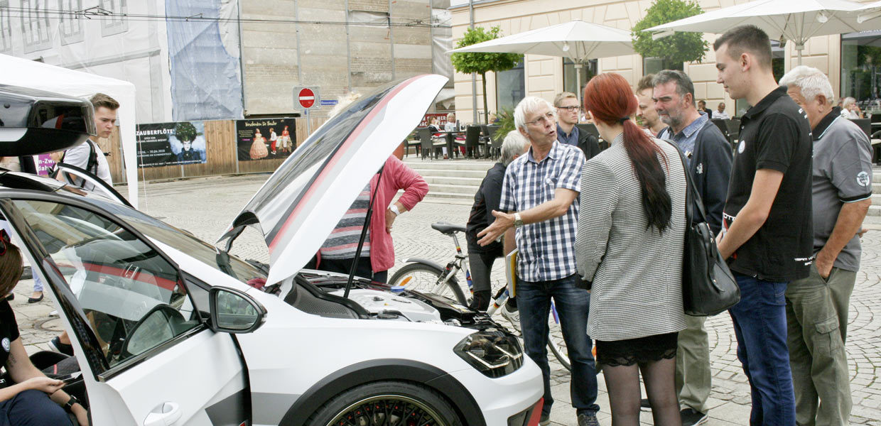 Fachsimpeleien in der Technikausstellung des Symposiums Automotive & Mobility SAM auf dem Zwickauer Hauptmarkt.