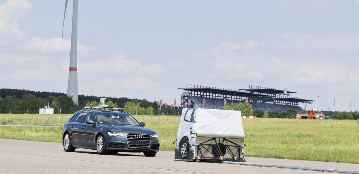 Testfeld: Auf den bereits zur Verfügung stehenden Strecken am Lausitzring können verschiedene Fahrfunk-tionen getestet werden, so u. a. zum Bremsverhalten.