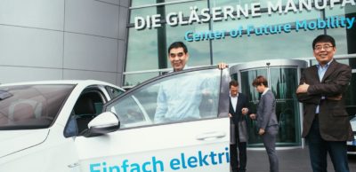 Zhang Jinan, Minister für Human Resources and Social Security der Volksrepublik China, testete den e-Golf, hier vor der Gläsernen Manufaktur von Volkswagen in Dresden.