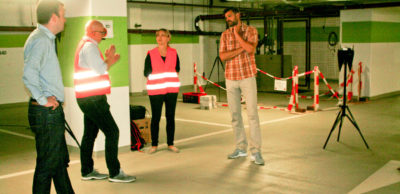 Florian Gierisch und Andrea Jung von der TU Dresden erörtern mit den AMZ-Mitarbeitern Andreas Wächtler (r.) und Thomas Keltsch (l.) die Versuche zur Flächenortung mittels mobiler Sensorik in der Tiefgarage.