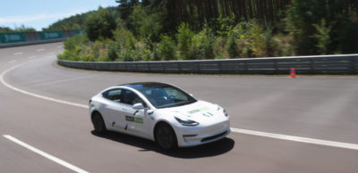 Das vom Autopiloten gesteuerte Model 3 während der Rekordfahrt auf dem Lausitzring.