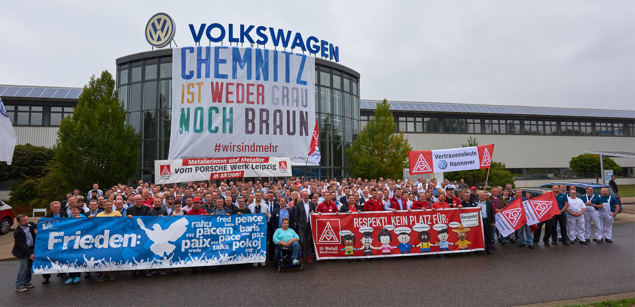 Ein klares Zeichen gegen Diskriminierung, Fremdenfeindlichkeit und Ausgrenzung sowie für Vielfalt und respektvolles, partnerschaftliches Miteinander setzten die Belegschaft des Chemnitzer VW-Motorenwerkes sowie Vorstandsmitglieder von Volkswagen und Arbeitnehmervertreter aus anderen deutschen VW-Werken bei einer Zusammenkunft am 7. September 2018 in Chemnitz.