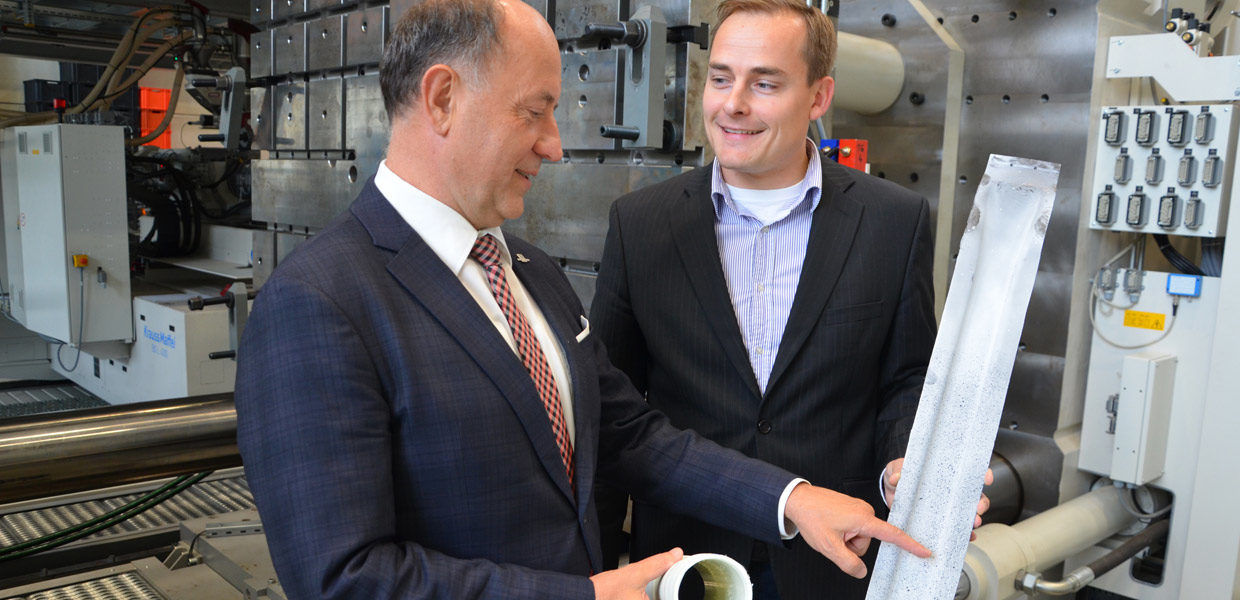 Prof. Lothar Kroll, Koordinator des Bundesexzellenzclusters MERGE (l.), und Norbert Schramm, Wissenschaftlicher Mitarbeiter, im Gespräch zu einem sogenannten Pkw-Dachspriegel. Das Karosseriebauteil ist aus faserverstärktem Thermoplast in Leichtbauweise gefertigt und wird u. a. auf der Fachmesse ITHEC 2018 präsentiert.