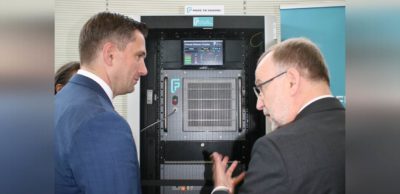 Präsentation beim Forum zur Brennstoffzellentechnologie:Die im November 2017 gegründete Fuel Cell Powertrain GmbH (FCP) Chemnitz präsentierte eine erste Entwicklung. Das Brennstoffzellensystem für stationäre Anwendungen dient zur Notstromversorgung und wird u. a. von Telekommunikations-Unternehmen und Behörden bereits nachgefragt.