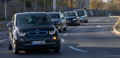 Autos und Ampeln vernetzt: Am Dresdner Flughafen wird das vernetzte Fahren über Ampelkreuzungen erprobt.