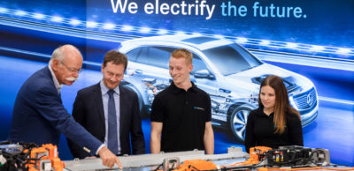 Dieter Zetsche (l.), Vorstandsvorsitzender der Daimler AG und Leiter Mercedes-Benz Cars, mit Michael Kretschmer und zwei Auszubildenden (r.) vor einer Batterie für den EQC. Die Batterie für das vollelektrische Fahrzeug, das im Frühjahr 2019 im Mercedes-Benz Werk Bremen vom Band läuft, wird von Accumotive in Kamenz produziert.