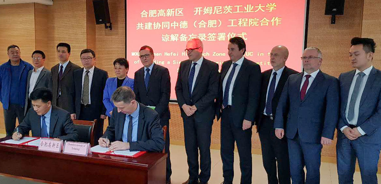 Ein neuer Brückenschlag von Sachsen nach China: Mit der Unterzeichnung der Absichtserklärung wird der Weg frei zur Gründung eines deutsch-chinesischen Technologie-Institutes in Hefei. Im Bild: Mr. Changfu Lv (l.), Deputiy Director der Hefei High Tech Development Zone, und Prof. Dr. Maximilian Eibl, Prorektor für Lehre und Internationales der TU Chemnitz, unterschreiben den Vertrag.