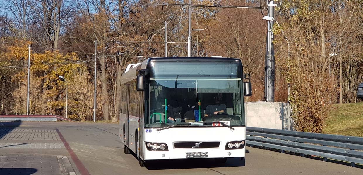 Der Elektro-O-Bus auf der 2018 neu errichteten, voll funktionsfähigen Oberleitungs-Teststrecke der WHZ auf dem Campus Scheffelstraße.