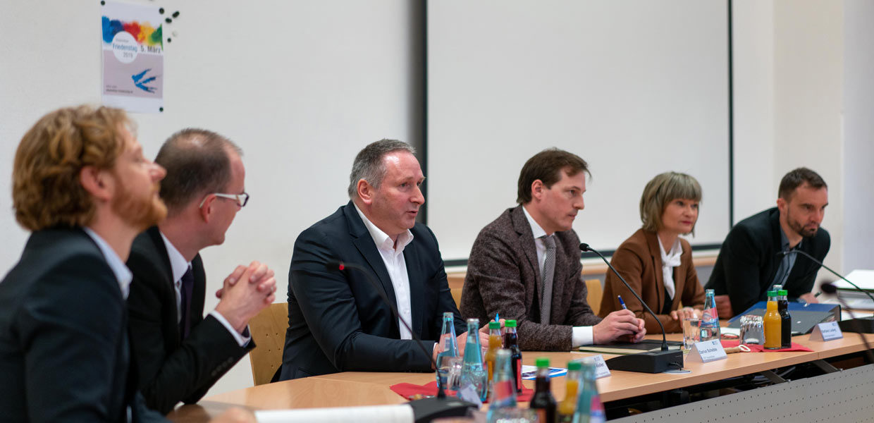 Frank Riemer-Keller von thyssenkrupp System Engineering und Darius Scheible von der VGP Industriebau (3. u. 4. v. l.) gaben auf einer Pressekonferenz im Chemnitzer Rathaus die Ansiedlung eines neuen thyssenkrupp-Standortes bekannt, in dem zukünftig Produktionstechnik zur Batteriefertigung für E-Fahrzeuge hergestellt wird.