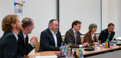 Frank Riemer-Keller von thyssenkrupp System Engineering und Darius Scheible von der VGP Industriebau (3. u. 4. v. l.) gaben auf einer Pressekonferenz im Chemnitzer Rathaus die Ansiedlung eines neuen thyssenkrupp-Standortes bekannt, in dem zukünftig Produktionstechnik zur Batteriefertigung für E-Fahrzeuge hergestellt wird.