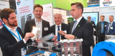 Karl Lötsch (InnoTeam-Koordinator TU Chemnitz/HZwo e.V.), Thomas Hahn (Wätas) und Torsten Enders (Geschäftsführer Wätas) präsentieren Wirtschaftsminister Martin Dulig auf der Hannover Messe Sachsens erste serientaugliche Bipolarplatte.