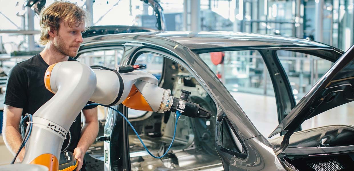 Im neuen „Software Development Center Production“ in der Gläsernen Manufaktur Dresden arbeten IT-Spezialisten an der VW Industrial Cloud. Eine erste Entwicklung ist die Software für die optische Qualitätskontrolle des automatisierten Primer-Auftrages der Tür-Dreiecksscheibe – die Roboter-Anwendung kommt vom Dresdner Startup Wandelbots