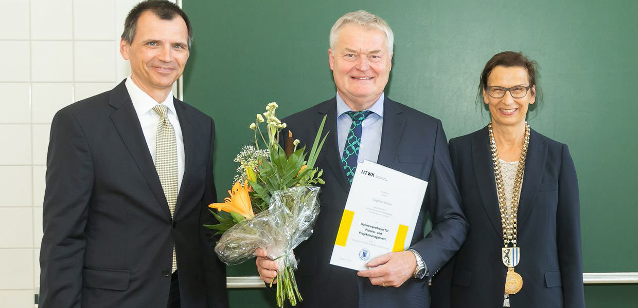 Der ehemalige Porsche-Leipzig-Chef Siegfried Bülow (M.) erhielt von der Rektorin der HTWK Leipzig, Prof. Gesine Grande, die Bestellungsurkunde zum Honorarprofessor. Bülow hält Vorlesungen an der Fakultät Ingenieurwissenschaften, deren Dekan Prof. Jens Jäkel ist.