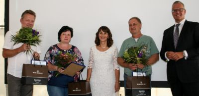 Gabriele Baake (2. v. l.), Thorsten Tepper (l) und Steffen Näther wurden für ihre jeweils 40-jähre Betriebszugehörigkeit zu FEP geehrt.