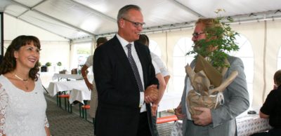 Zu den Gratulanten gehörte Thomas Bründl (r.), Geschäftsführer der österreichischen Starlim Spritzguss GmbH, einem langjährigen FEP-Partner. Er überbrachte die Glückwünsche an den Vorsitzenden der FEP-Geschäftsführung, Peter Weber, und die FEP-Geschäftsführerin Evelyn Duarte Martinez.