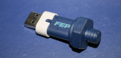 Den an einen Öldruckschalter erinnernden USB-Stick im FEP-Design haben die Lehrlinge und BA-Studenten bei FEP und Ehrlich im Azubiprojekt 2018/2019 von der Planung und Konstruktion über die Fertigung bis hin zur Verpackung realisiert.