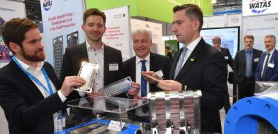 Karl Lötsch/Geschäftsführer HZwo e. V., Thomas Hahn/Wätas und Torsten Enders/Geschäftsführer Wätas präsentieren Wirtschaftsminister Martin Dulig (v. l.) auf der Hannover Messe 2019 Sachsens erste serientaugliche Bipolarplatte.