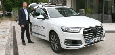 Intenta-Mitgründer und Bereichsleiter Automotive Dr. Heiko Cramer an einem der Fahrzeuge, mit denen das Chemnitzer Unternehmen europaweit Daten für die Entwicklung automatisierter Fahrfunktionen sammelt.