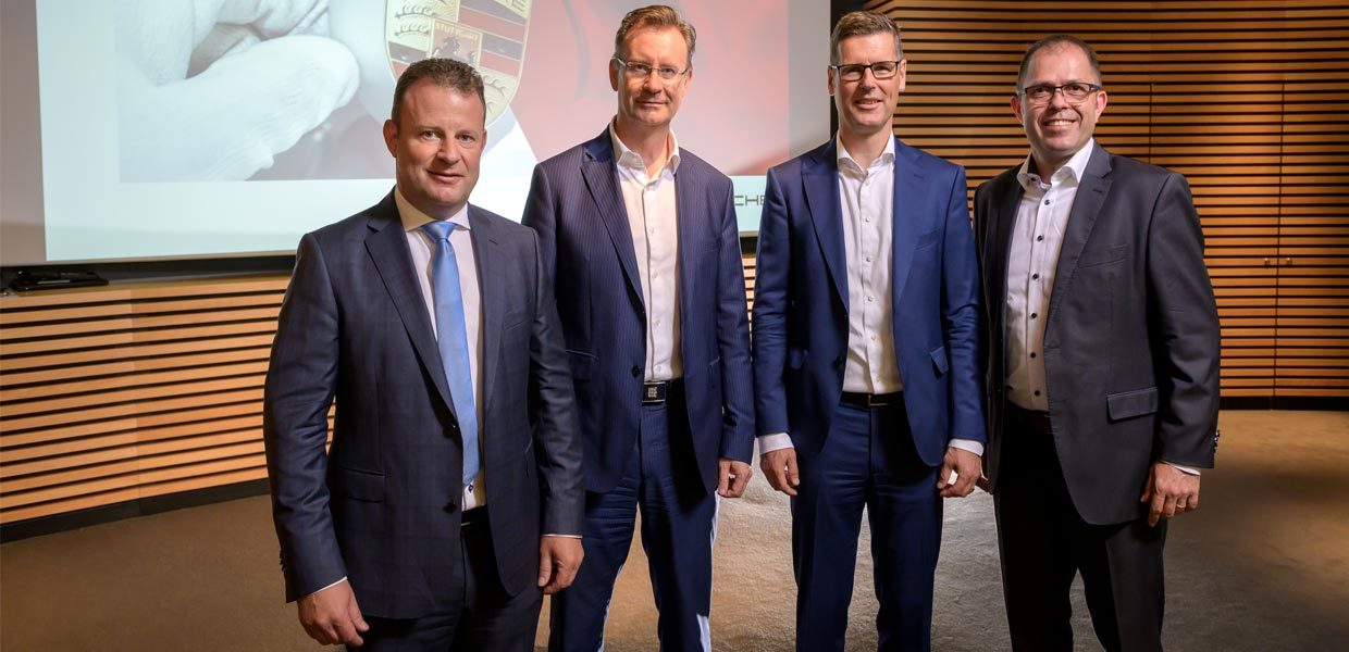 Innovationstag bei Porsche Leipzig. Gerd Rupp/Vorsitzender der Geschäftsführung der Porsche Leipzig GmbH, Dr. Jens Katzek/Geschäftsführer des ACOD, Joachim Lamla/kaufmännischer Geschäftsführer der Porsche Leipzig GmbH und Thomas Riediger/Leiter Planung der Porsche Leipzig GmbH, bei der Eröffnung.