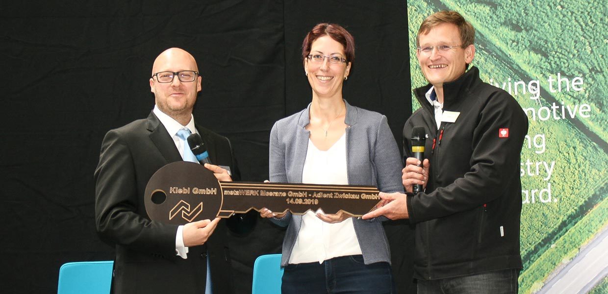 Adient nimmt neues Werk in Meerane in Betrieb. Adient-Werkleiter Oliver Heldt (l.) nimmt den symbolischen Schlüssel für den neuen Standort in Meerane in Besitz. Überreicht wurde er von Cathleen Frost, Geschäftsführerin der Metawerk Meerane GmbH, und Ralf Vogel, Prokurist beim Generalunternehmer Klebl GmbH.