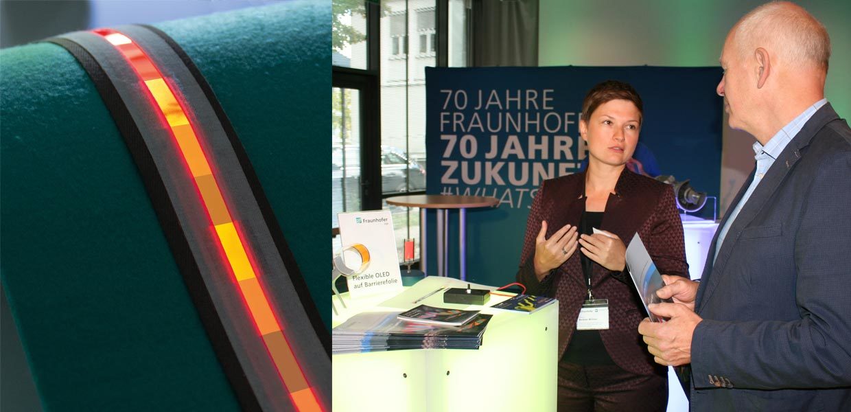 OLED-Leuchtstreifen ermöglichen Leuchtflächen mit segmentierter Ansteuerung. FEP-Abteilungsleiterin Claudia Keibler-Willner erläutert im Gespräch mit Journalisten die Vorteile der modularen OLED-Leuchtstreifen.