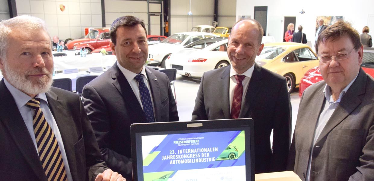 23. Internationale Jahreskongress der Automobilindustrie am 5. und 6. November 2019: Mit Leidenschaft dem Automobil und dem Automotive Forum Zwickau verbunden: Hubert Sperlich (Delegationsleiter japanischer Zulieferunternehmen zum Kongress), Dirk Vogel (AMZ), Lothar Ungerer (Bürgermeister Meerane) und Michael Stopp (IHK Chemnitz) beim Gastgeber der Pressekonferenz DRH Vermögensverwaltung GmbH in Zwickau.