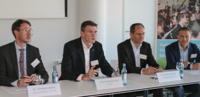 Ergebnisse aus den Projekten der sächsischen Forschungsinitiative „Synchrone Mobilität 2023“ stellten vier der über 40 Partner auf einer Pressekonferenz Anfang Oktober 2019 vor. V. l.: Dr. Christian Andrä vom Koordinator Sächsische Energieagentur SAENA, Mirko Taubenreuther vom Automotive-Entwickler IAV, Dr. Torsten Gründel vom Fraunhofer IVI und Daniel Rabe von Preh Car Connect.