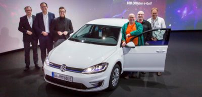 Den 100.000. e-Golf hat Maik Jaehde aus Landolfshausen bei Hannover in der Gläsernen Manufaktur entgegengenommen. Nach der Auslieferung erhielt er eine exklusivenFührung durch die Fertigung.