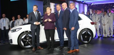 Produktionsstart des ID.3 in Zwickau: Begrüßung des ersten ID.3 aus Zwickau durch Sachsens Ministerpräsidenten Michael Kretschmer, Bundeskanzlerin Angela Merkel, VW-Konzernchef Herbert Diess, VW-Vorstand E-Mobilität Thomas Ulbrich und Betriebsratsvorsitzenden Jens Rothe.