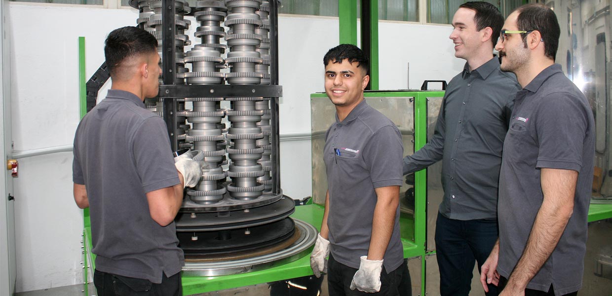 Arbeit ist die beste Integration – Die jungen Iraker Younus Mohammed Imran und Mustafa Mohammed Salih Al-Gburi (v. l.) sowie der Iraner Morteza Ahmadzadeh (r.) verstärken das Mitarbeiterteam bei der Plasmanitriertechnik Dr. Böhm GmbH in Chemnitz um Geschäftsführer Andreas Böhm (2. v. r.).