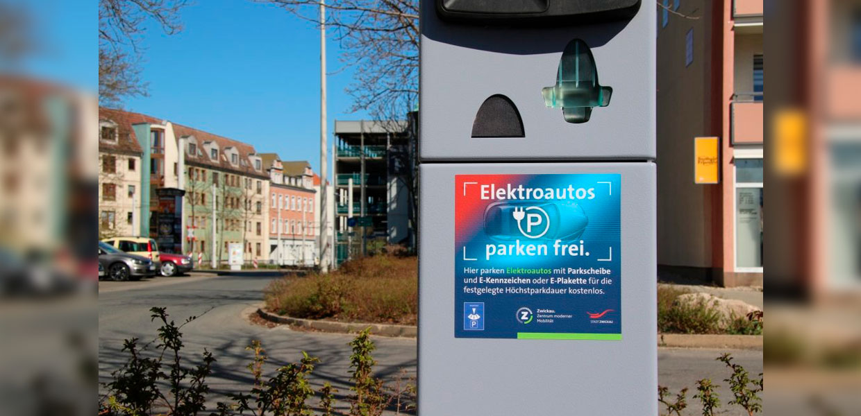 Freies Parken für E-Autos in Zwickau. Diese Aufkleber weisen E-Auto-Fahrer in Zwickau auf kostenfreie Parkplätze hin.