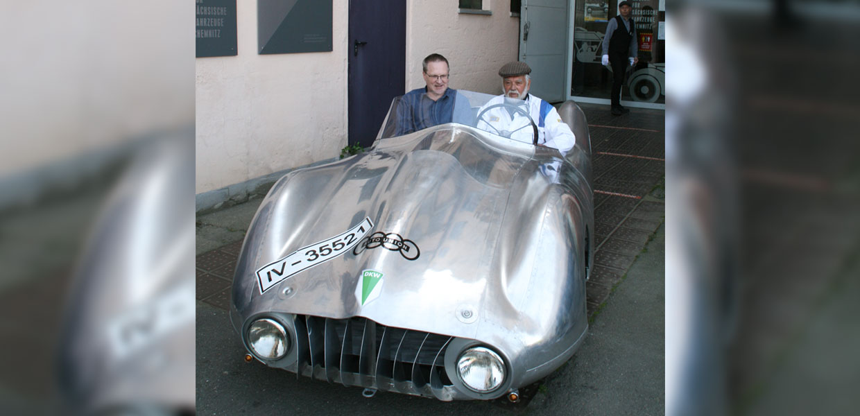 In Sören Scheffler vom Fraunhofer IWU (l.) fand Frieder Bach einen Partner, der ihm mit modernen Technologien bei der Herstellung der Aluminiumkarosserie unterstützte.