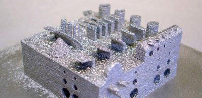 Demonstratorbauteil aus Eisenpulver, gefertigt durch Selektives Elektronenstrahlschmelzen. Kernkompetenz des Fraunhofer IFAM Dresden ist die Pulvermetallurgie. Für Vorhaben auf diesem Feld sowie in den Bereichen metallische additive Fertigung und Wasserstofftechnologien erhält das Institut rund vier Millionen Euro Forschungsförderung vom Freistaat Sachsen.