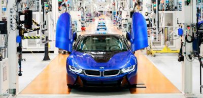 Ein Roadster in Portimao Blau für einen Kunden in Deutschland beendete die Produktion des BMW i8 in Leipzig. Das Auto legte den Grundstein für die Plug-in-Hybrid-Modelle bei BMW und entwickelte sich mit 20.500 Fahrzeugen zum weltweit erfolgreichsten Letzter BMW i8 aus leipzig: Sportwagen mit elektrifiziertem Antrieb.