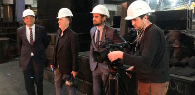 Zum Programm der französischen Journalisten David Philippot (2. v. l.) und Sebastien Millard (r.) im Autoland Sachsen gehörte ein Besuch der GL Gießerei Lößnitz, hier auf dem Foto mit AMZ-Netzwerkmanager Dirk Vogel (l.) und GL-Geschäftsführer Max Jankowsky.