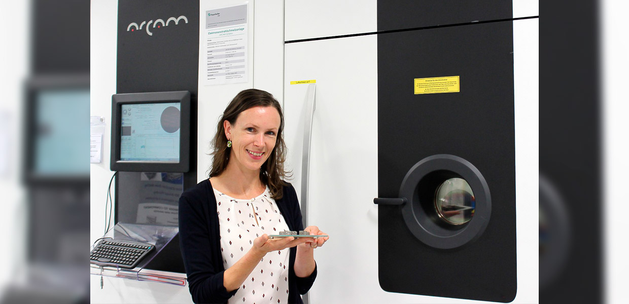 Werkstoffwissenschaftlerin Dr. Inge Lindemann leitet den neuen Forschungsbereich für weichmagnetische Werkstoffe am Fraunhofer IFAM in Dresden. Für ihre Arbeiten greift sie u. a. auf die Anlagen für die Additive Fertigung am Institut zurück.