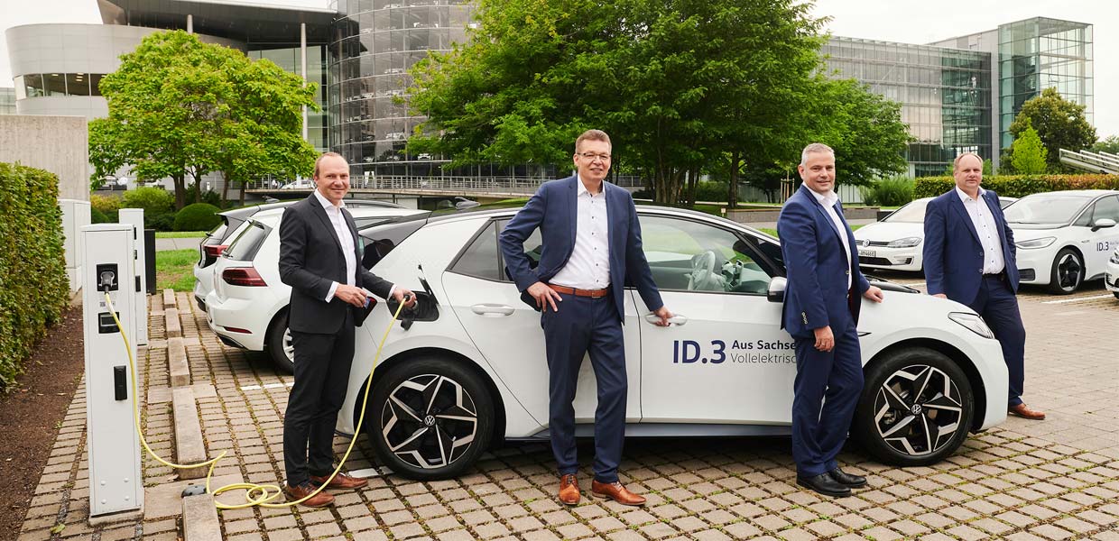 VW hat auf dem Gelände der Gläsernen Manufaktur Dresden einer der größten Ladeparks in Sachsen eröffnet. Im Beisein von Wolfram Günther (Grüne), Sachsens Minister für Energie, Klimaschutz, Umwelt und Landwirtschaft (l.), Dresdens Oberbürgermeister Dirk Hilbert (r.), Reinhard de Vries, Geschäftsführer Technik von Volkswagen Sachsen (2.v.l.), und Standortleiter Lars Dittert wurden 32 zusätzliche öffentliche Ladepunkte freigegeben. Insgesamt sind jetzt 64 Ladepunkte an der e-Golf-Fertigungsstätte in Betrieb.