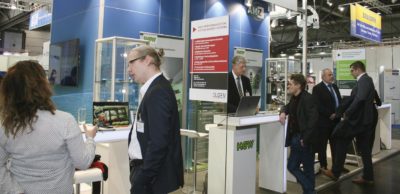 Blick auf den Gemeinschaftsstand des Netzwerks AMZ sowie die Sensorik-Sonderschau (rechts hinten) auf der Zuliefermesse Z 2019. Standpräsentation und Sonderschau bereitet AMZ bereits für die nächste Z im März 2021 vor.