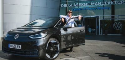 Fußball-Bundestrainer und VW-Markenbotschafter Joachim Löw nahm in der Gläsernen Manufaktur seinen neuen Dienstwagen in Empfang, einen vollelektrischen ID.3.