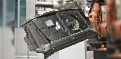 Sachsen hat im Bereich automobiler Leichtbau viel zu bieten (auf dem Foto ein Technologieträger des Instituts für Leichtbau und Kunststofftechnik, an dem erstmals die Spritzgieß-Fertigungstechnologie des „Schäumformens“ an einer komplexen Geometrie und mit Einsatz von Recyclaten umgesetzt wurde). Solche Kompetenzen fließen ein in eine neue europäische Internationalisierungsstrategie, die unter Leitung von AMZ erstellt wird